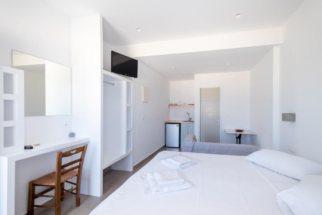 Lorenzo Studios&Suites Paros Naoussa Esterno foto